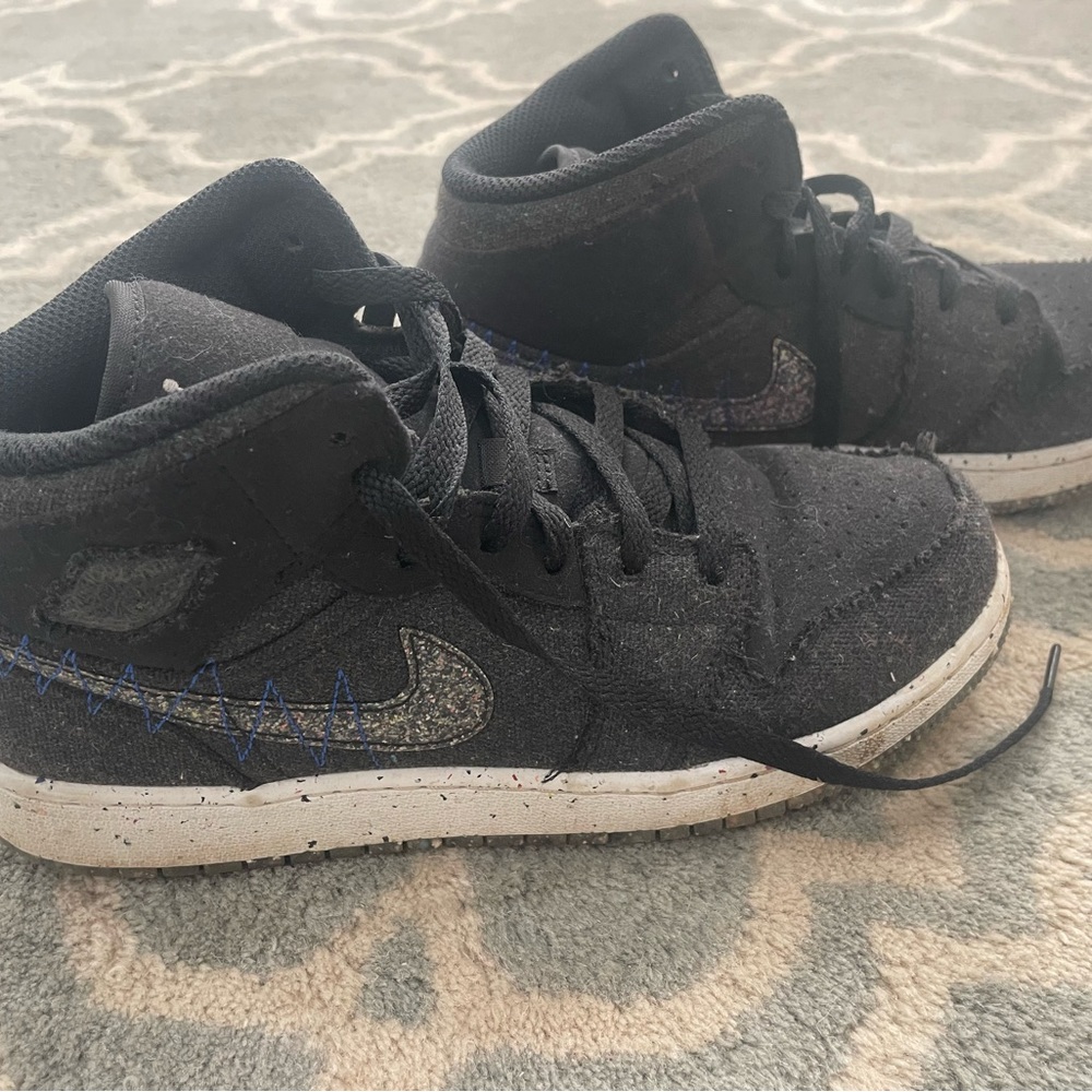 Nike Jordan Youth Air Jordan 1 Mid SE, Size 6.5Y. Very good condition